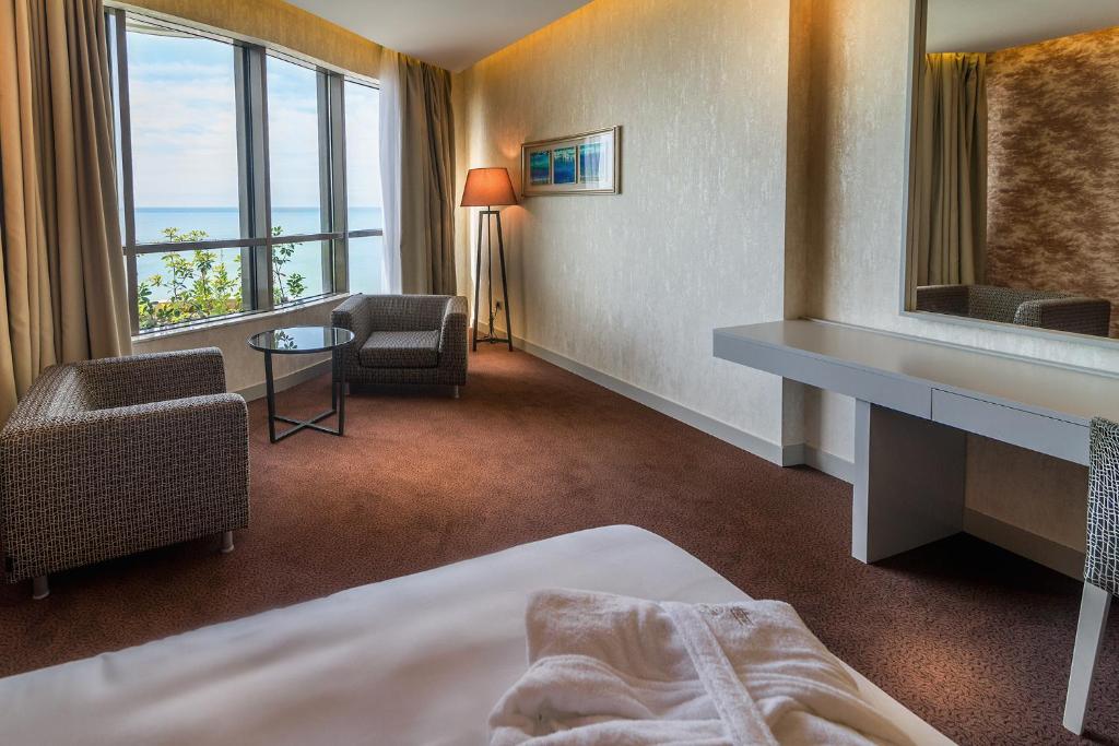 Postel nebo postele na pokoji v ubytování The Grand Gloria Hotel