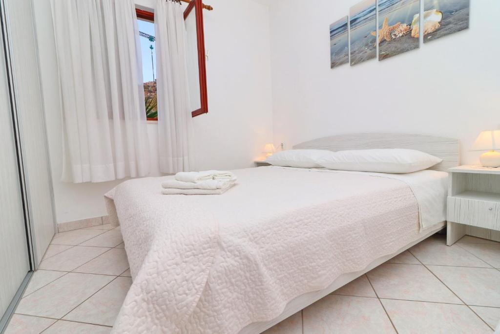 Postel nebo postele na pokoji v ubytování Seafront Apartments Anthony