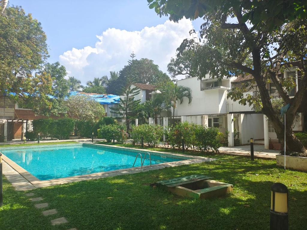 Бассейн в VILLA M - SOLITUDE 1 CANDOLIM GOA 3BHK, Pool Facing, Near Beach, Free Breakfast, Free WIFI and Prime Location или поблизости