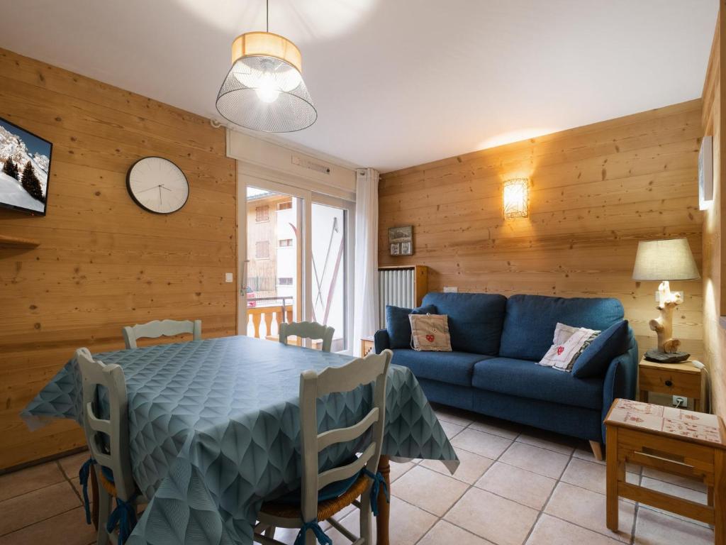 拉克呂薩的住宿－Appartement La Clusaz, 2 pièces, 6 personnes - FR-1-304-98，客厅配有蓝色的沙发和桌子