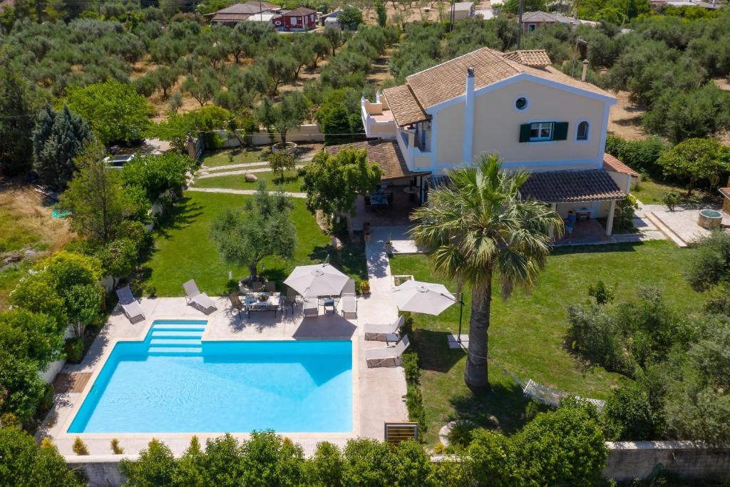 een luchtzicht op een huis met een zwembad bij Villa Alkis in Sarakinádhon