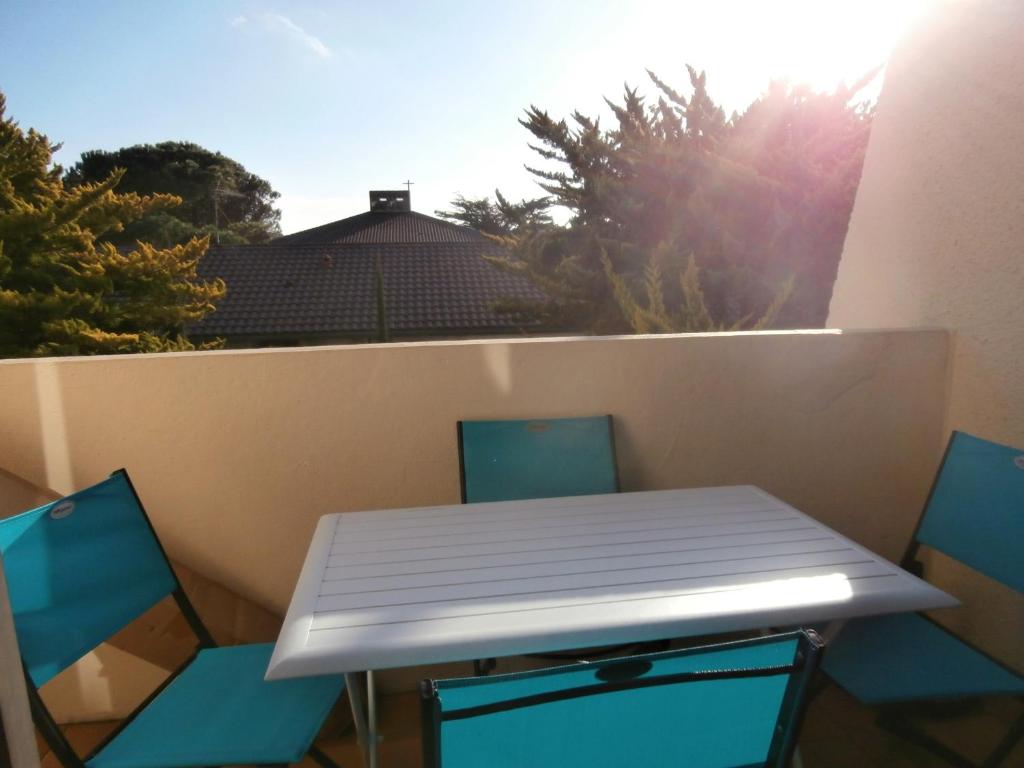 d'une table et de chaises sur un balcon bien exposé. dans l'établissement Appartement Rénové avec Balcon, Proche Plage et Marché – 4 Pers, Calme & Confort à Seignosse - FR-1-239-460, à Seignosse