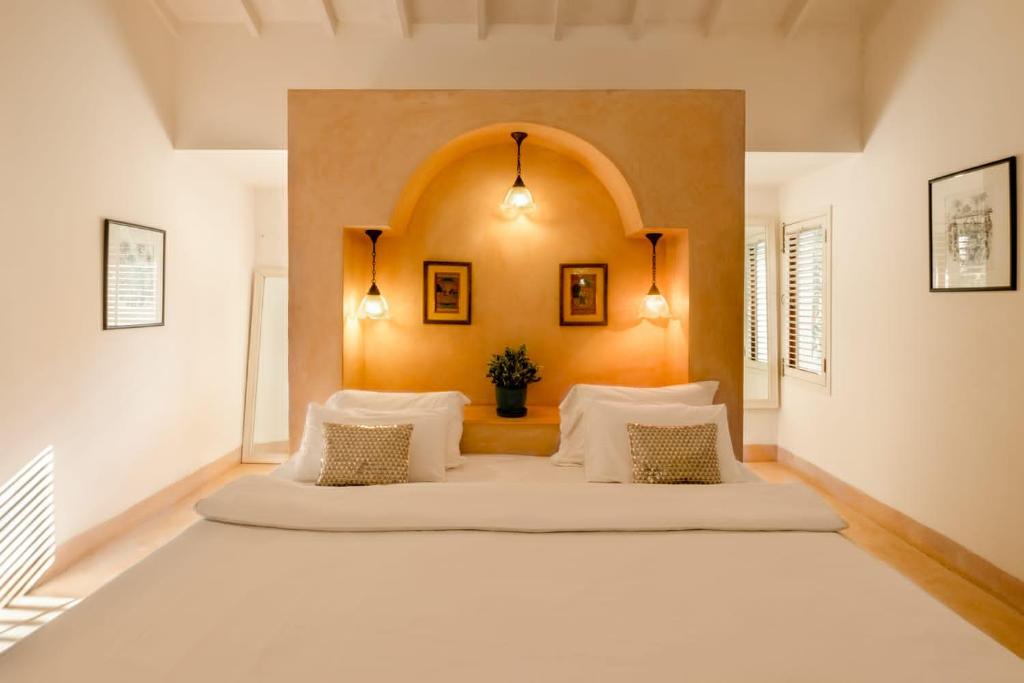 Кровать или кровати в номере VILLA M - SOLITUDE 1 CANDOLIM GOA 3BHK, Pool Facing, Near Beach, Free Breakfast, Free WIFI and Prime Location