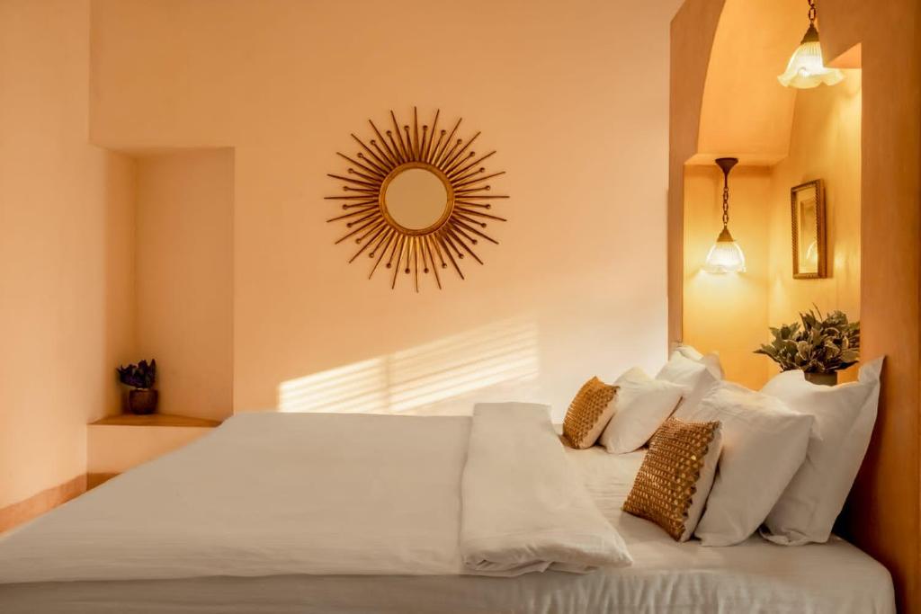 Кровать или кровати в номере VILLA M - SOLITUDE 1 CANDOLIM GOA 3BHK, Pool Facing, Near Beach, Free Breakfast, Free WIFI and Prime Location