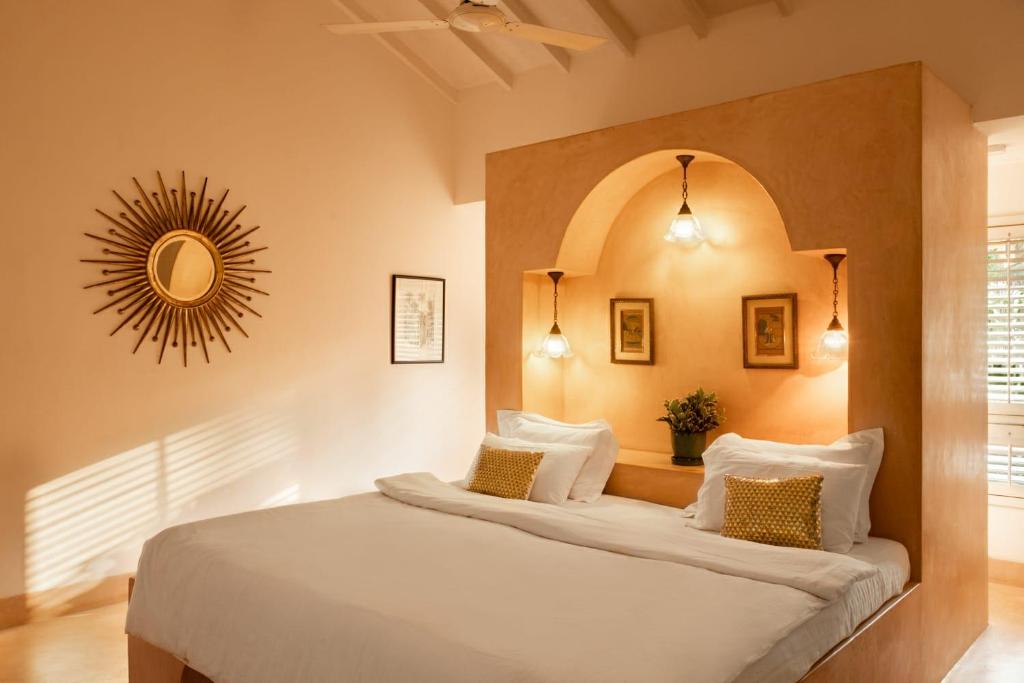 Кровать или кровати в номере VILLA M - SOLITUDE 1 CANDOLIM GOA 3BHK, Pool Facing, Near Beach, Free Breakfast, Free WIFI and Prime Location