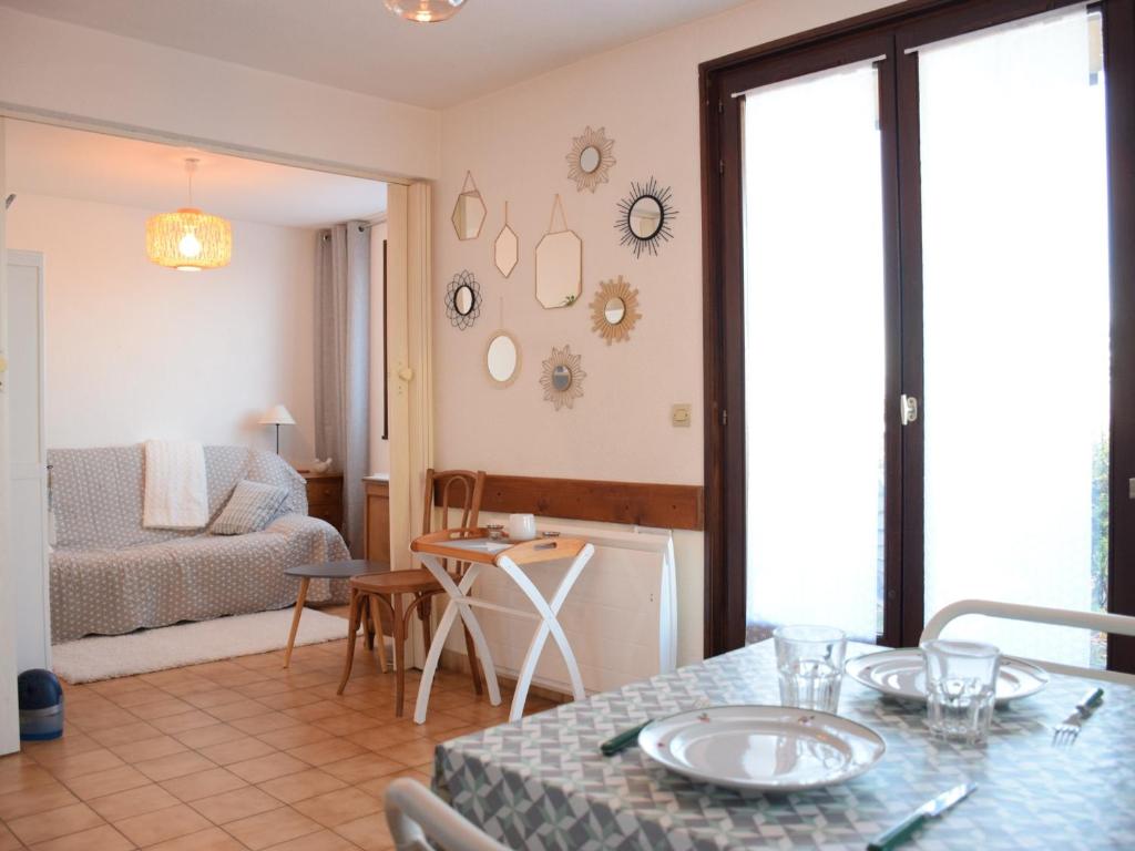 een woonkamer met een tafel en een bank bij Appartement Évian-les-Bains, 2 pièces, 4 personnes - FR-1-498-15 in Évian-les-Bains