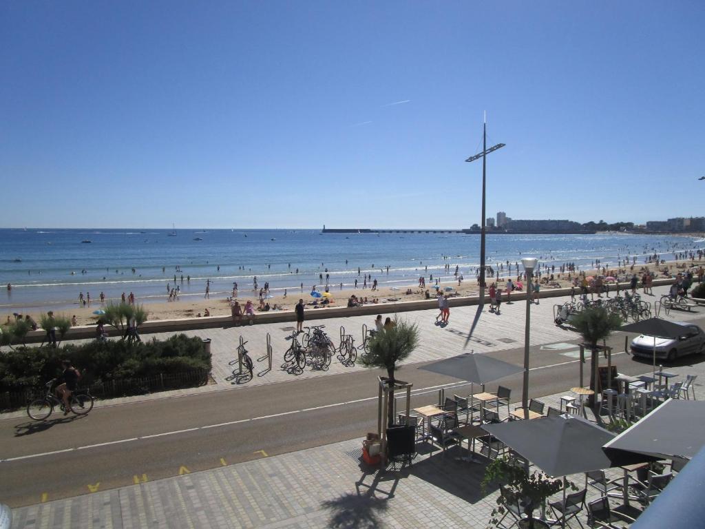 Cette chambre offre une vue sur une plage avec des vélos. dans l'établissement Appartement 2 chambres face à la mer avec balcon et wifi - FR-1-197-428, à Les Sables-dʼOlonne