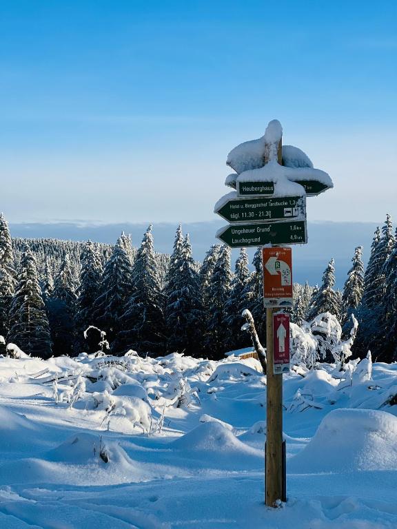 Berggasthof Heuberghaus, direkt am Rennsteig v zimě