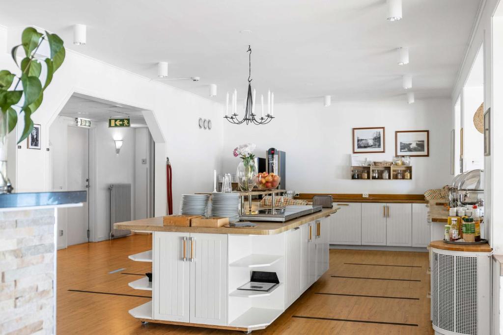 Kuchyň nebo kuchyňský kout v ubytování Hotell Frykenstrand; Sure Hotel Collection by Best Western