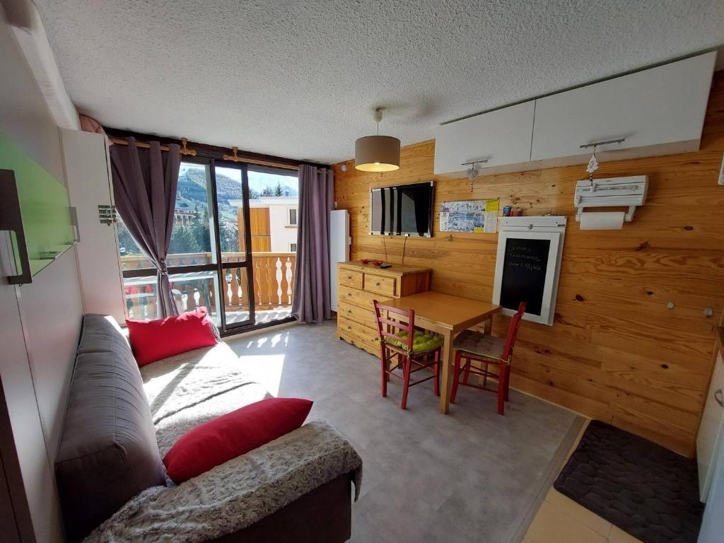 Kuchyňa alebo kuchynka v ubytovaní Studio moderne au centre station avec balcon, idéal couple, proche commerces et pistes - FR-1-516-194