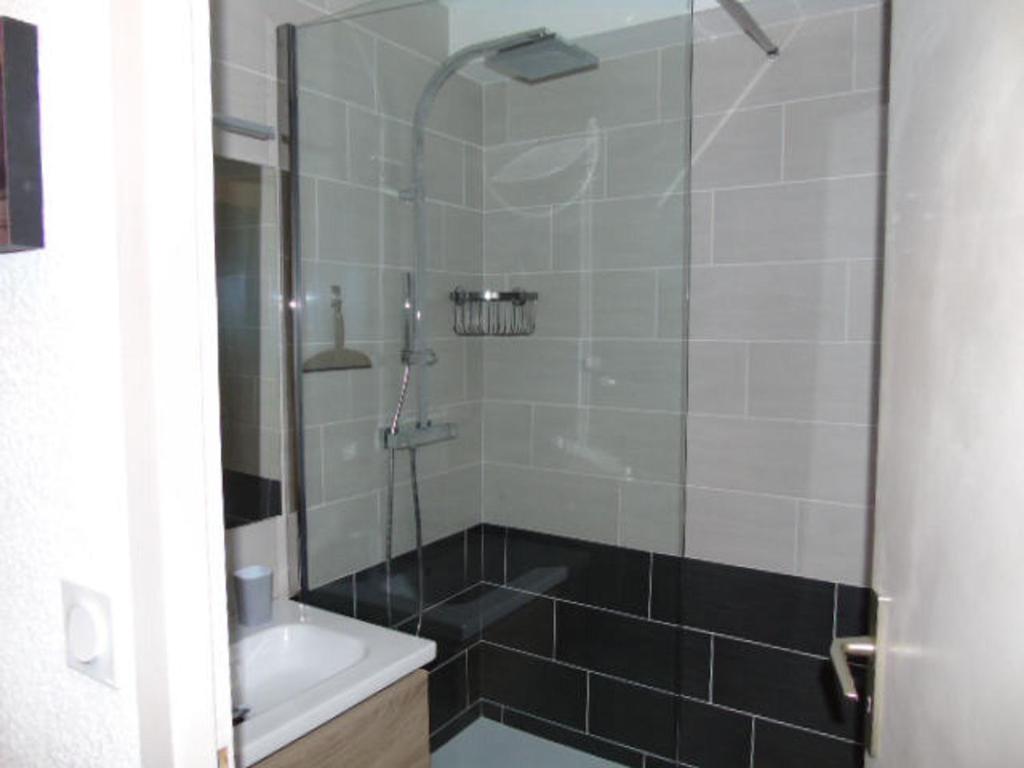 Kúpeľňa v ubytovaní Studio rénové à Valfréjus, 4 pers, proche des pistes, balcon sud, cuisine équipée, draps inclus - FR-1-561-100