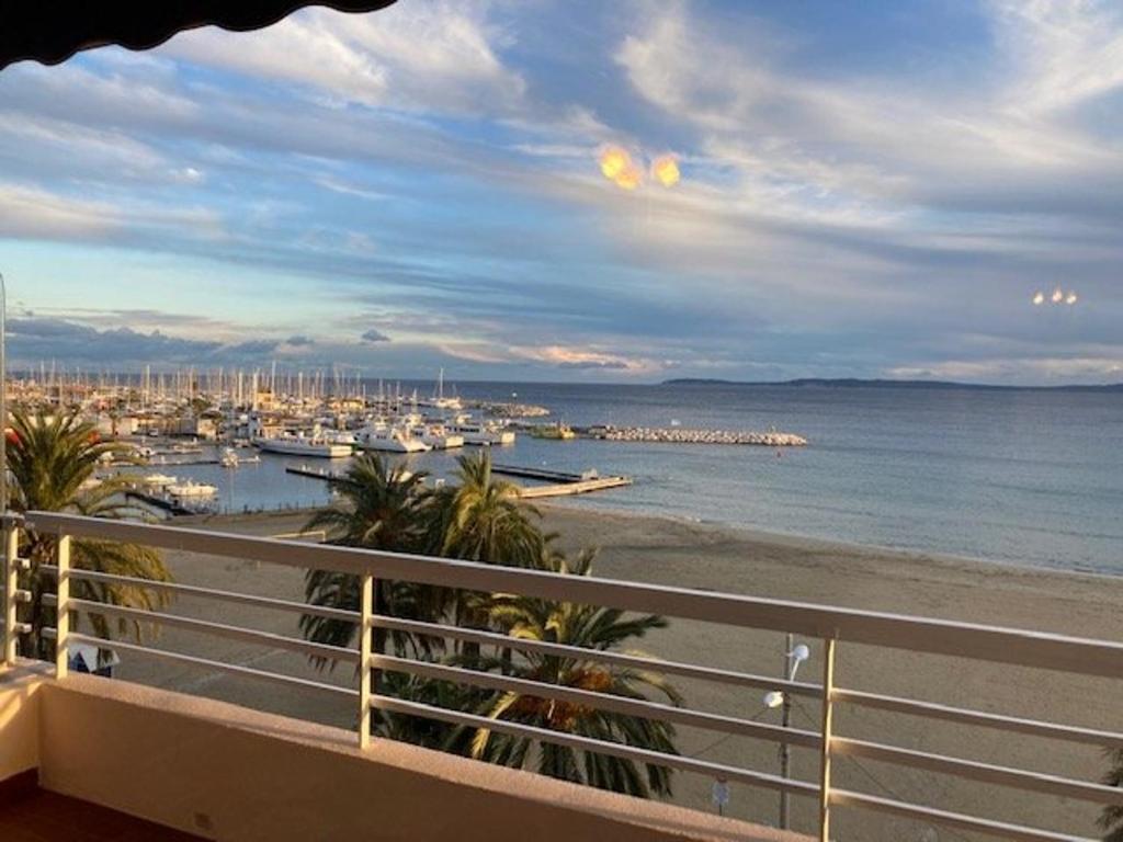 einen Balkon mit Strand- und Meerblick in der Unterkunft Appartement Le Lavandou, 2 pièces, 4 personnes - FR-1-308-167 in Le Lavandou