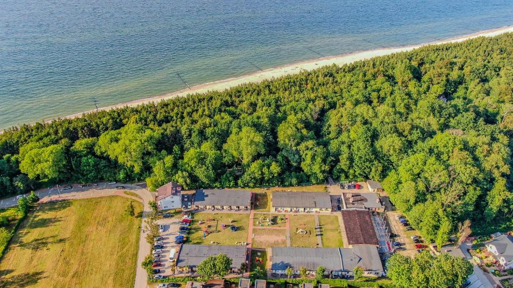 een luchtzicht op een park naast het strand bij Ośrodek rodzinny "Pod Wydmami" PRZY PLAŻY , PLAC ZABAW , ROWERY in Sarbinowo
