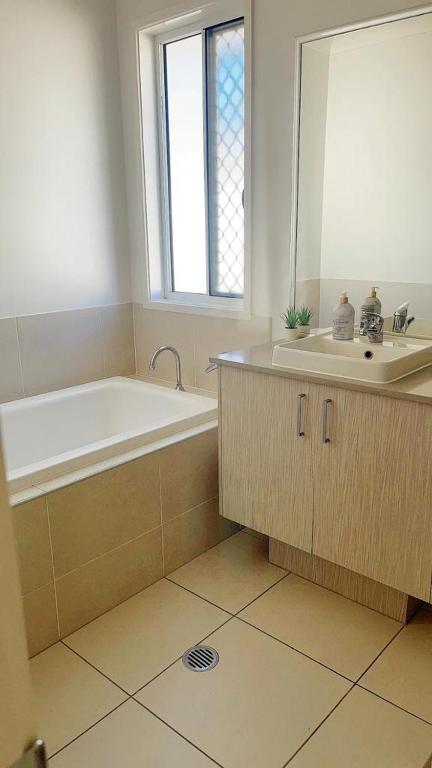 Near helensvale station - Housity
