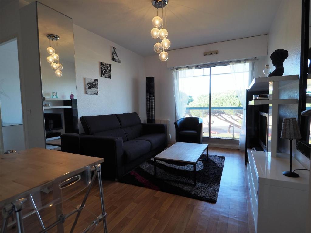 a living room with a couch and a table at Appartement Arcachon, 2 pièces, 4 personnes - FR-1-474-32 in Arcachon