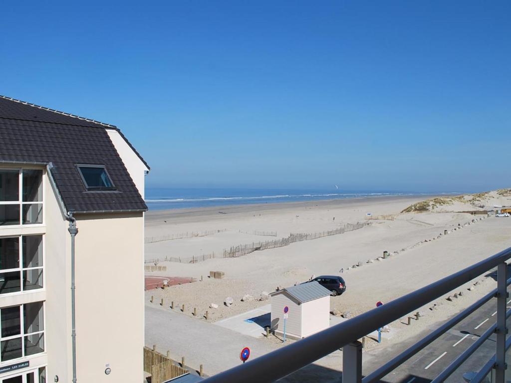 Blick auf den Strand vom Balkon einer Eigentumswohnung in der Unterkunft Appartement Fort-Mahon-Plage, 2 pièces, 4 personnes - FR-1-482-31 in Fort-Mahon-Plage