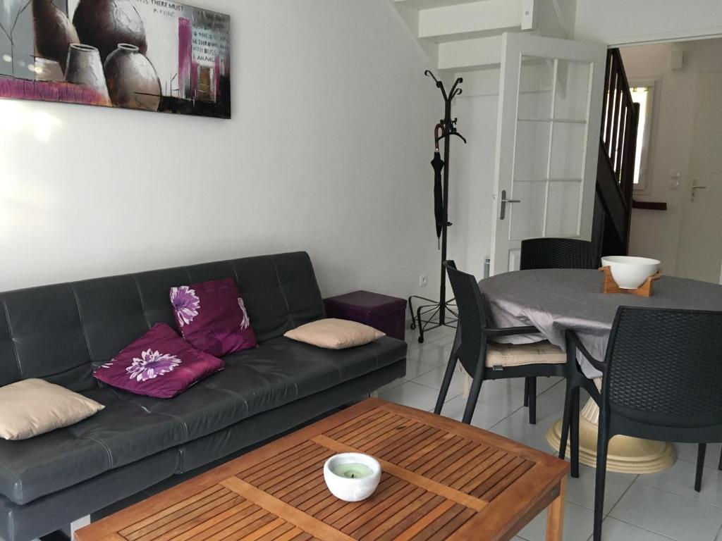 ein Wohnzimmer mit Sofa und Tisch in der Unterkunft Charmante maisonnette à Fort-Mahon-Plage, près de la Baie d'Authie, 2 chambres, jardin, parking inclus - FR-1-482-38 in Fort-Mahon-Plage