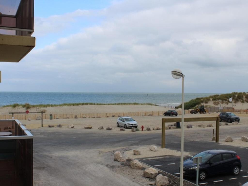 - un parking avec vue sur la plage dans l'établissement Charmant T2 à Fort-Mahon-Plage, à deux pas de la plage et du club de voile, parking inclus - FR-1-482-2, à Fort-Mahon-Plage