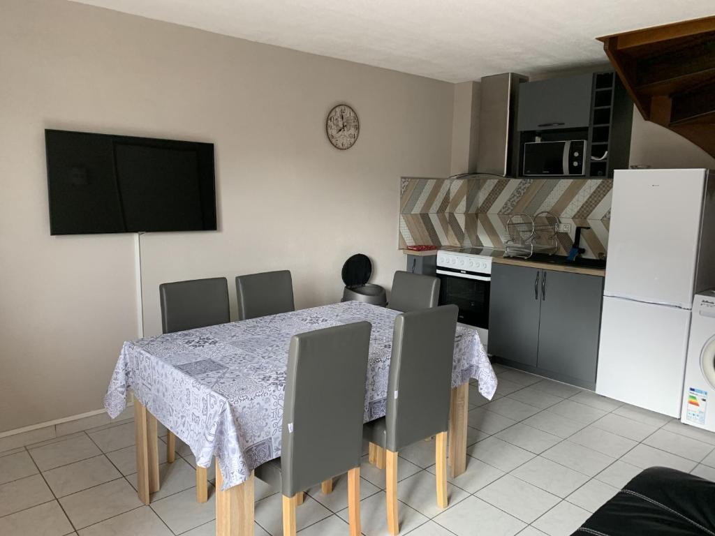 Maison à 50m de la Plage avec Terrasse, 2 Chambres et Parking Privé - Fort-Mahon-Plage - FR-1-482-35 - Holiday Home (4 Adults)