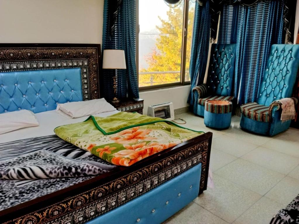 1 dormitorio con 1 cama con marco azul en Bhurban View Apartments, en Murree