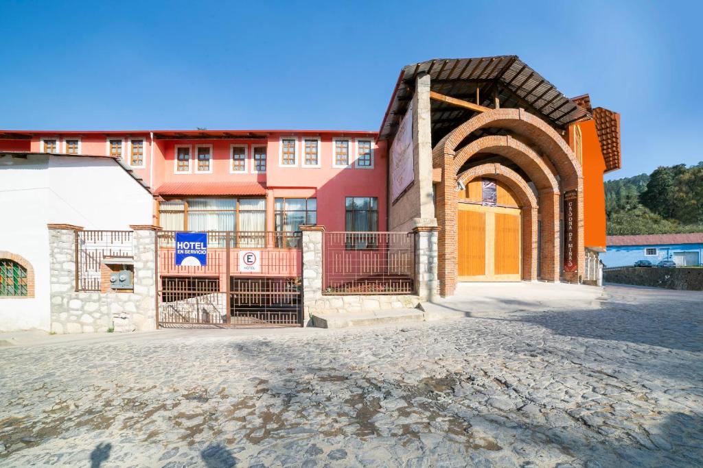 um edifício com um portão em frente em Collection O Casona De Minas em Mineral del Monte