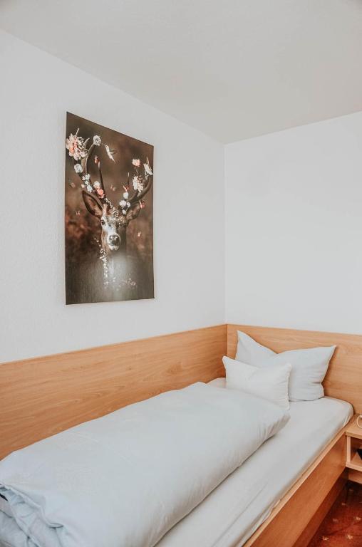 Postel nebo postele na pokoji v ubytování Gasthaus Hirsch