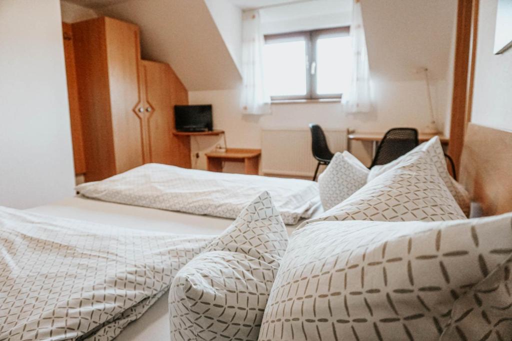 Postel nebo postele na pokoji v ubytování Gasthaus Hirsch