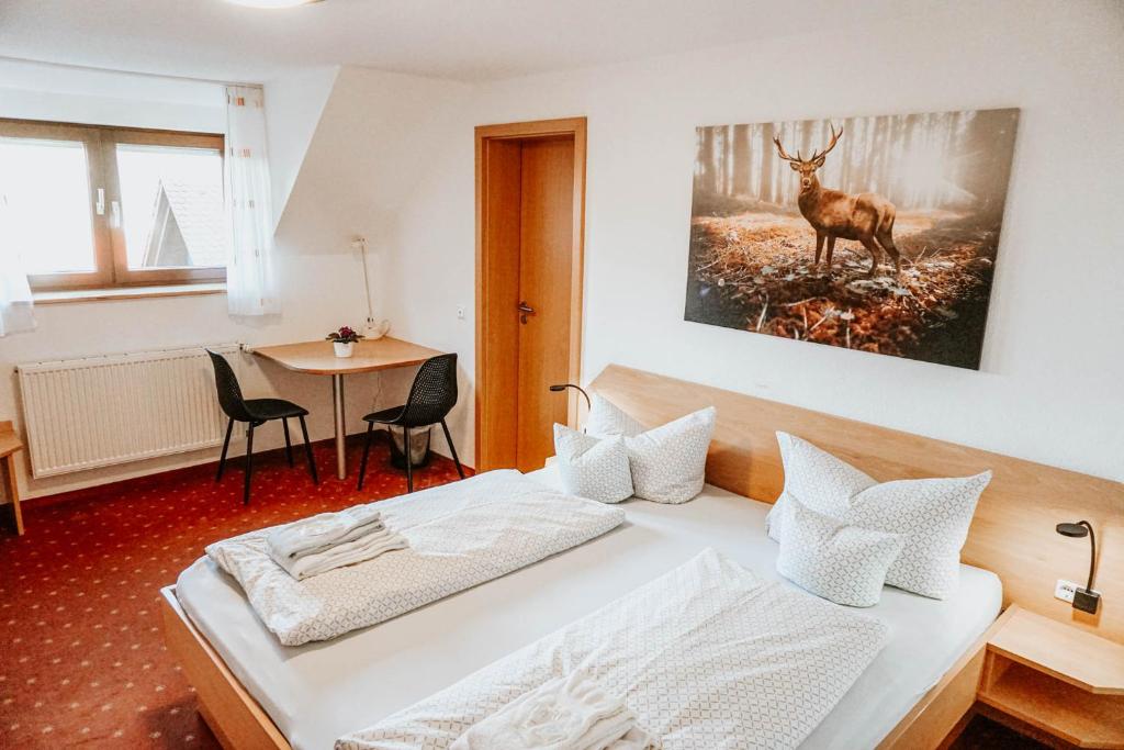Dormitorio con cama con ciervo en la pared en Gasthaus Hirsch, en Wangen im Allgäu
