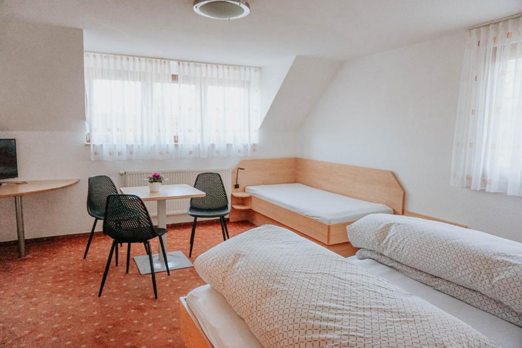 Postel nebo postele na pokoji v ubytování Gasthaus Hirsch