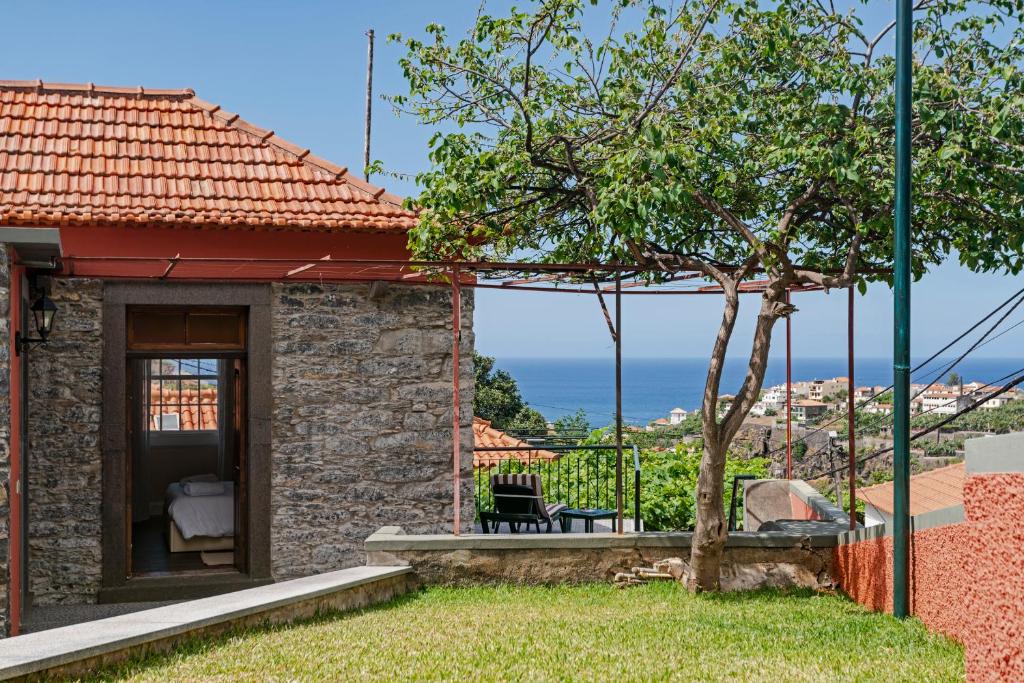 カマラ・デ・ロボスにあるCasa da Aldeia by An Island Apartの海の見える石造りの家