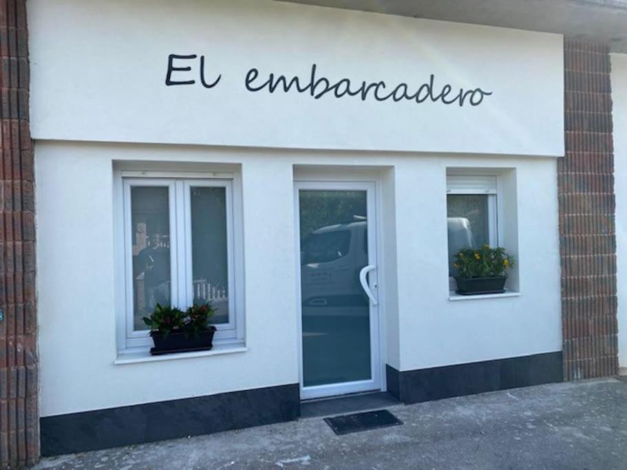 a store front of an eu emuergride at El Embarcadero in Boó de Piélagos