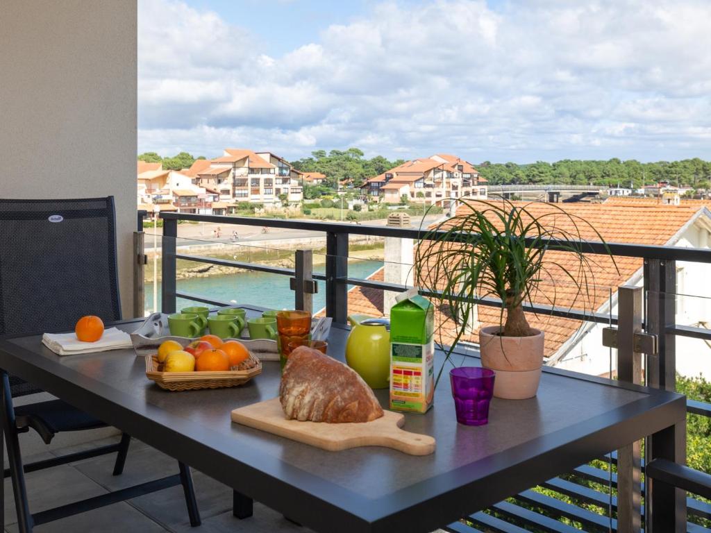 カップブルトンにあるAppartement Capbreton, 3 pièces, 4 personnes - FR-1-239-387のバルコニーの上にテーブルと食べ物