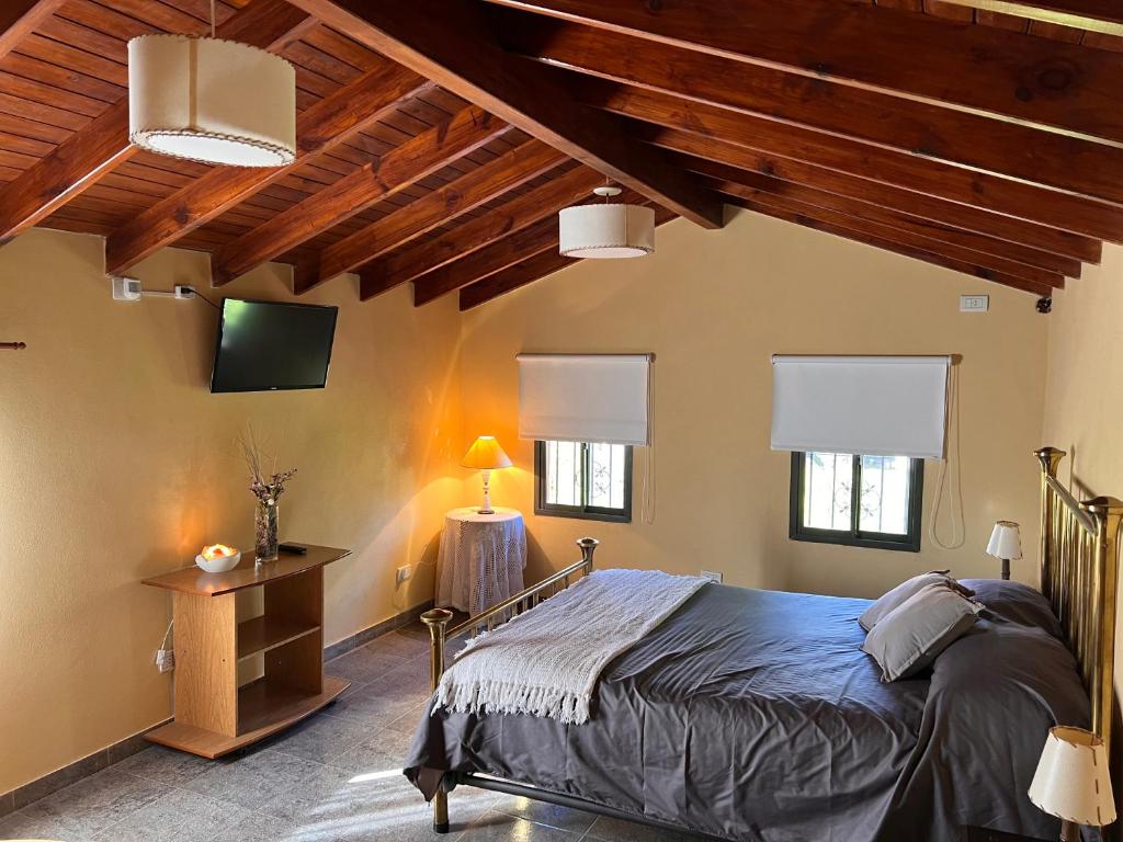um quarto com uma cama num quarto com tectos em madeira em Cabañas Samarana em Carpintería