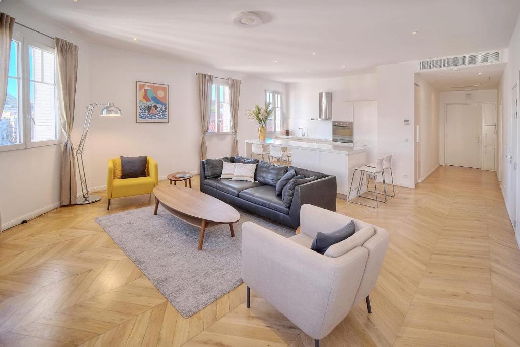 salon z kanapą i stołem w obiekcie REF 909 - Cannes Back Croisette - Apartment for rent w Cannes