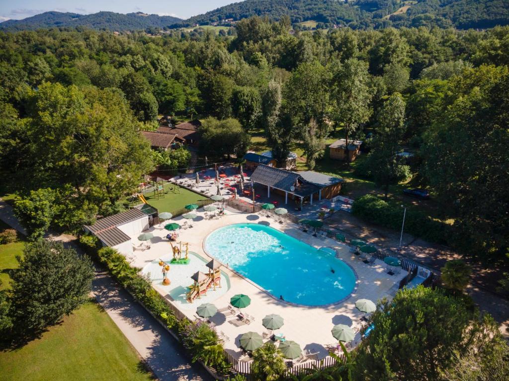 una vista aérea de una piscina en un complejo en Huttopia Beaulieu sur Dordogne, en Beaulieu-sur-Dordogne