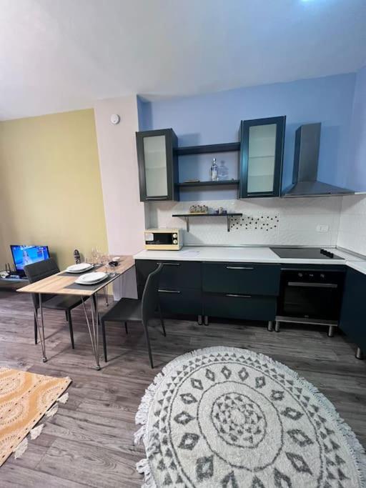 Cozy Small 1Bdr Apartment - Image 3