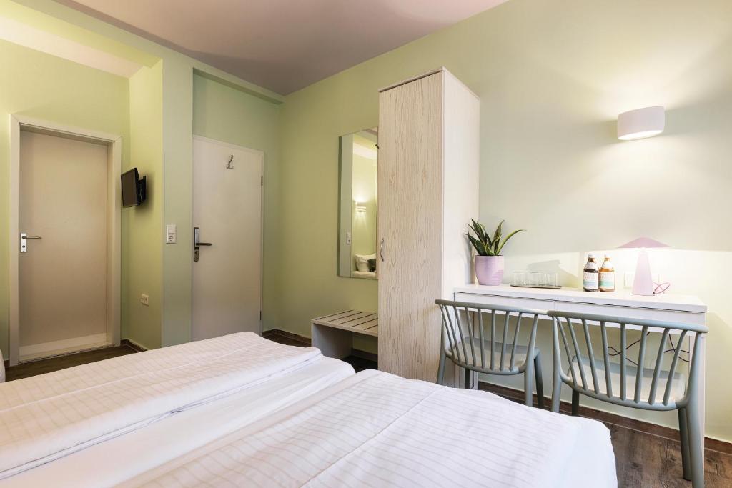 Postel nebo postele na pokoji v ubytování Hotel Kunterbunt in Würzburger Innenstadt