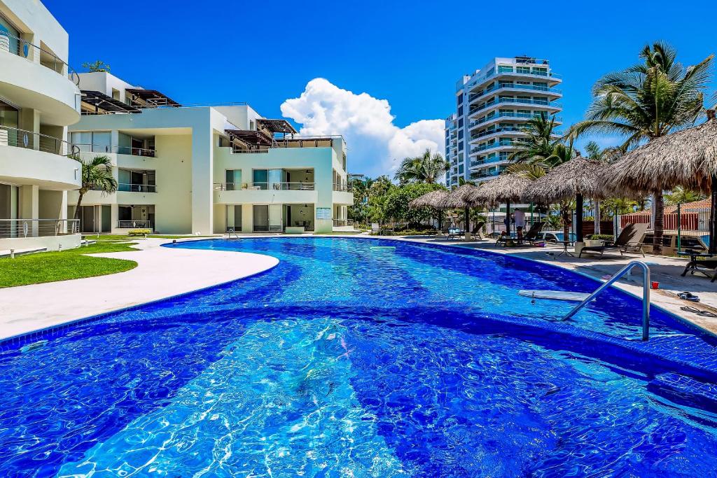 - une piscine d'eau bleue dans un complexe dans l'établissement 407 PH Nitta, à Nuevo Vallarta