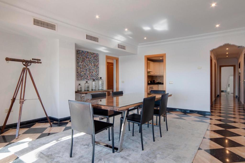 218 Puerto Banus Marbella Front Line 270 meters - Appartement Met Drie Slaapkamers