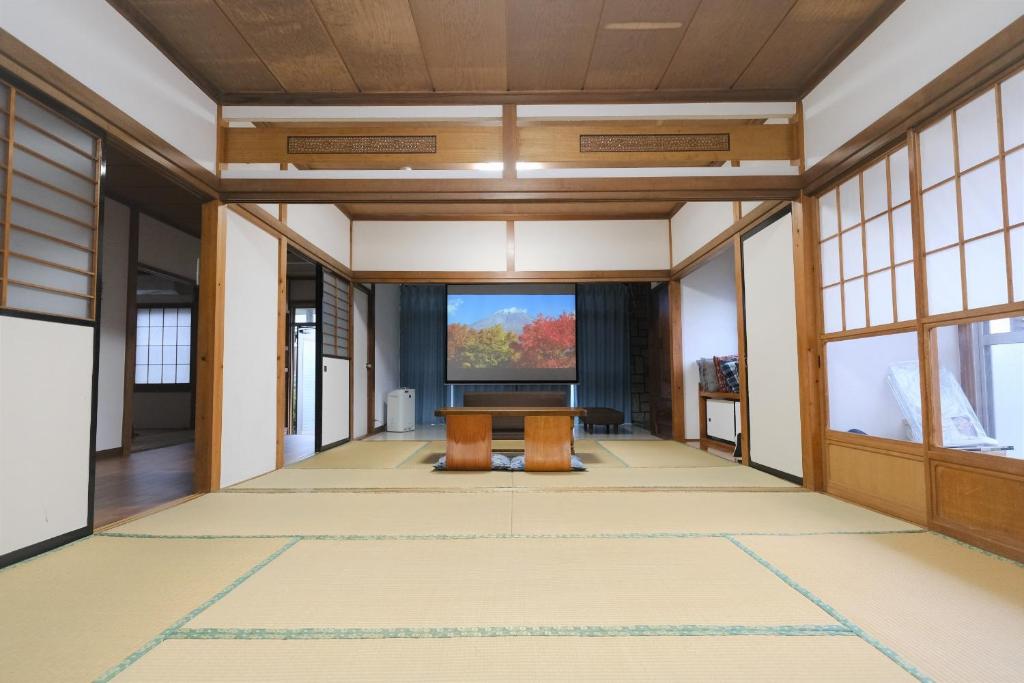 een lege kamer met een groot scherm in een gebouw bij Bell-Rental Villa Engawa House in Fujikawaguchiko