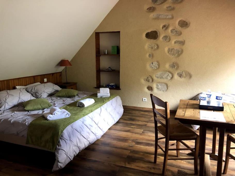 sypialnia z łóżkiem, stołem i krzesłami w obiekcie Le Domaine de Toussacq w mieście Villenauxe-la-Petite
