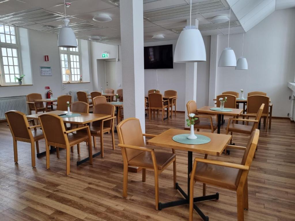 TV a/nebo společenská místnost v ubytování Furunäset Hotell & Konferens