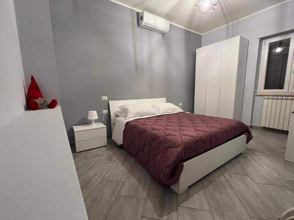 una camera con un letto con una coperta rossa di VillaRussoRoma a Roma