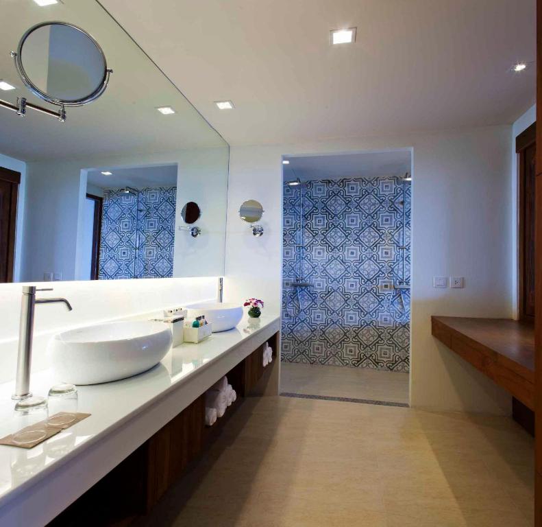 Koupelna v ubytování Zenmaya Oceanfront Phuket, Trademark Collection by Wyndham
