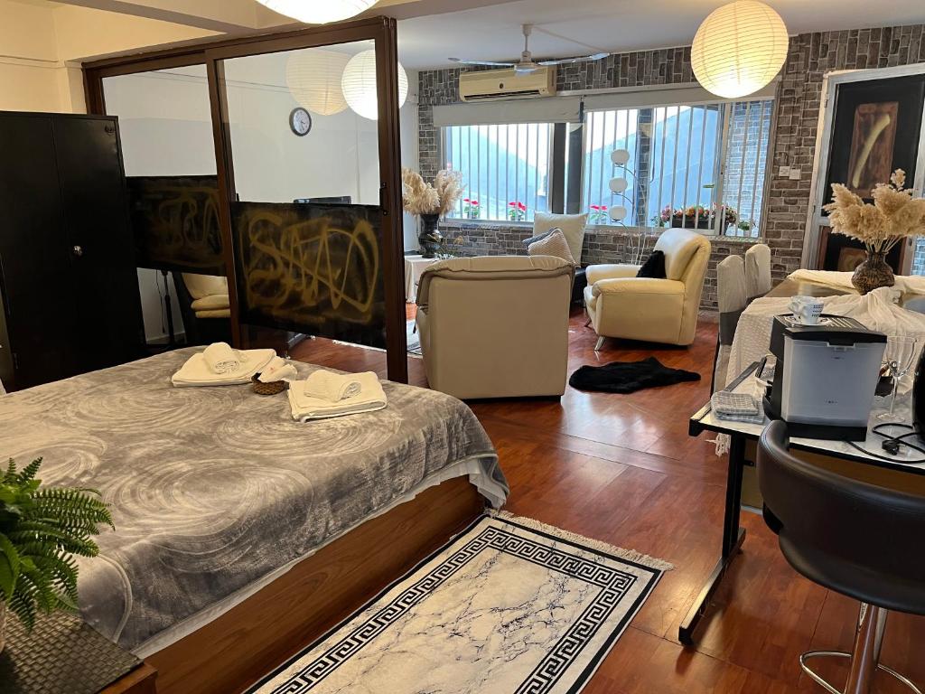 AglantziaにあるLovely Cozy Apartment in the entrance of Nicosiaのベッドルーム1室(ベッド1台付)、リビングルームが備わります。