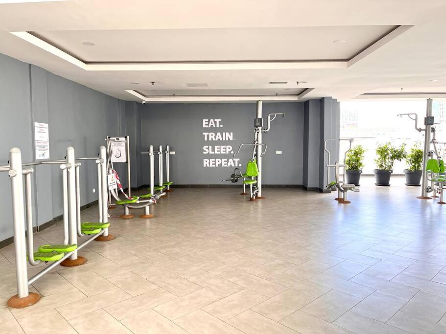 Fitness centrum a/nebo fitness zařízení v ubytování Concept Suite 05 @ The Wave Residence