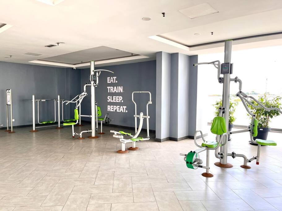 Fitness centrum a/nebo fitness zařízení v ubytování Concept Suite 05 @ The Wave Residence