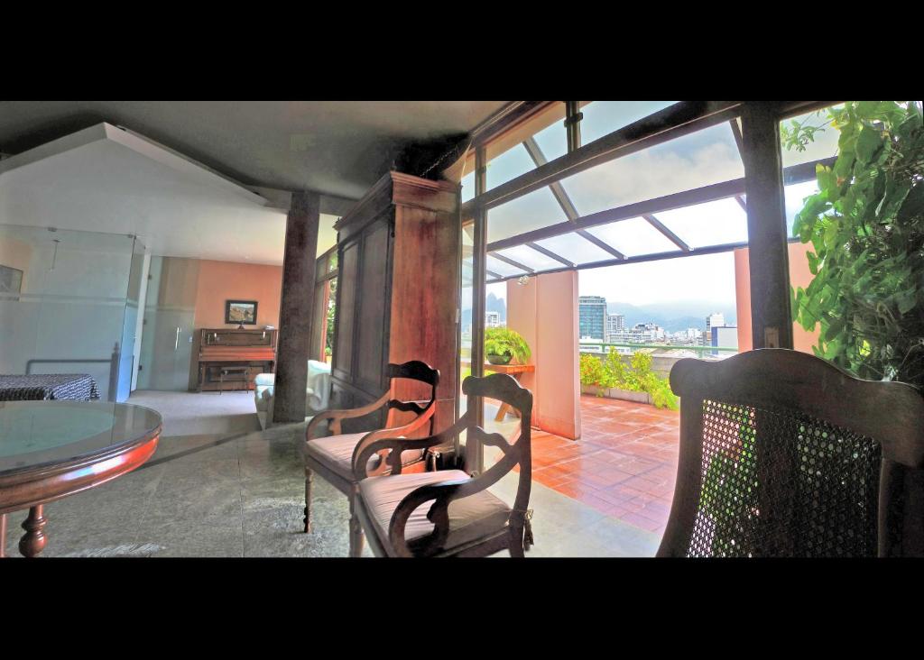  Ipanema's Beautiful Penthouse