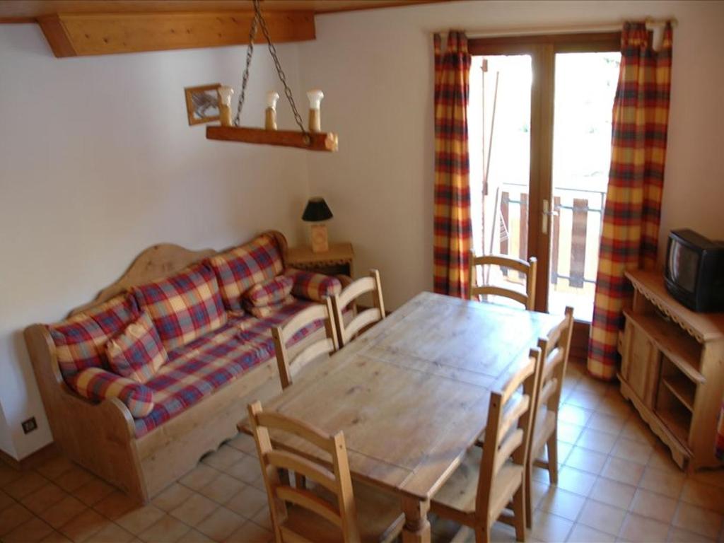 un salon avec une table en bois et un canapé dans l'établissement Appartement 2 chambres, 6 pers, animaux acceptés, balcon, proche parking - FR-1-263-75, à Valloire