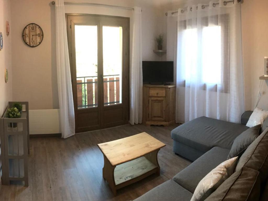 un salon avec un canapé et une table basse dans l'établissement Charmant 2 pièces 5 pers. 3* au cœur de Valloire, proche des pistes et commerces - FR-1-263-78, à Valloire